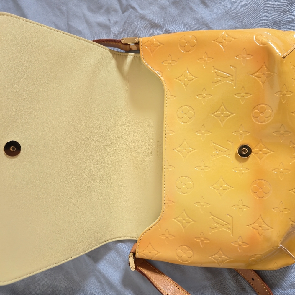LOUIS VUITTON Thompson Street Beige (Yellow) Vernis Shoulder Baf - Picture 8 of 17